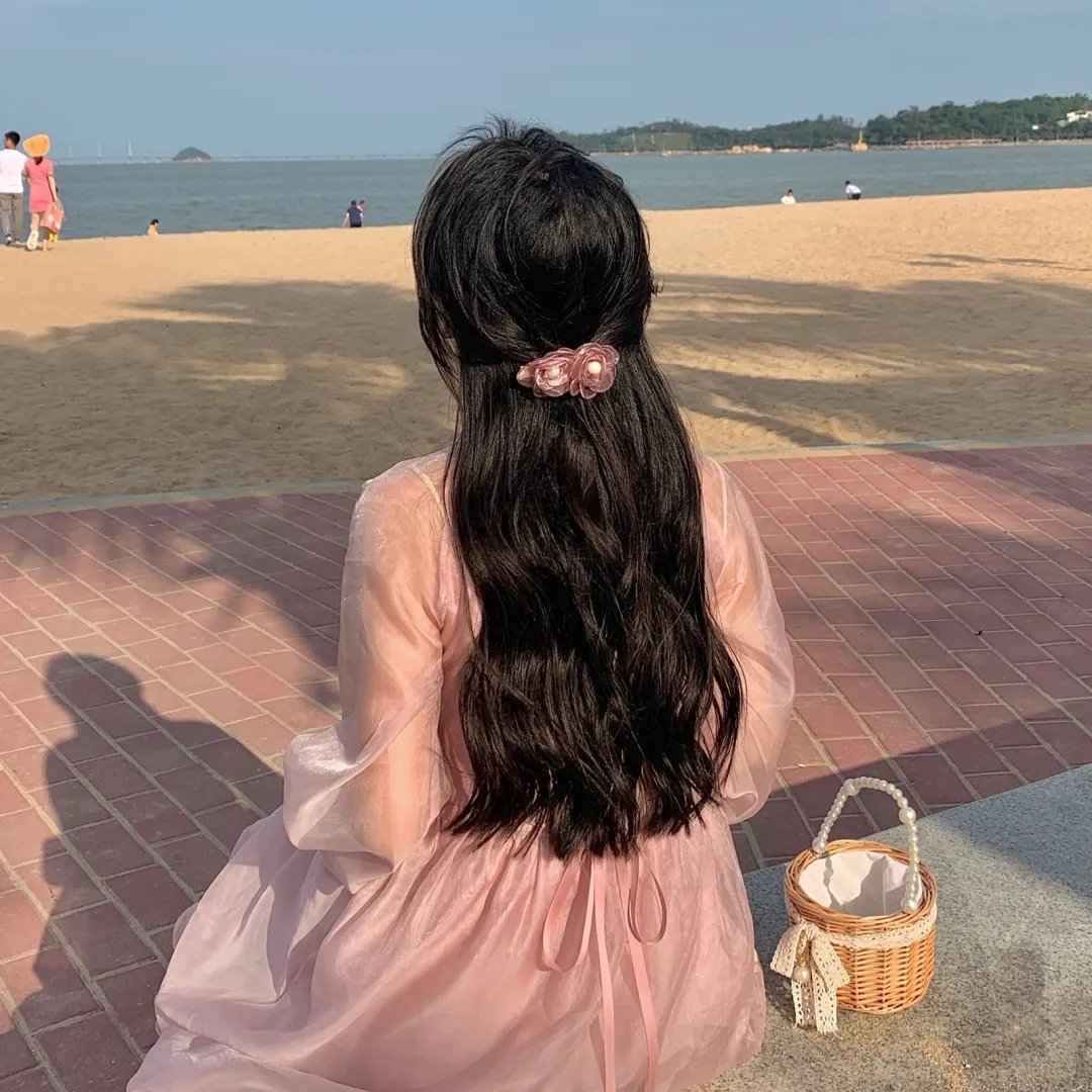 穿黑衣的女孩